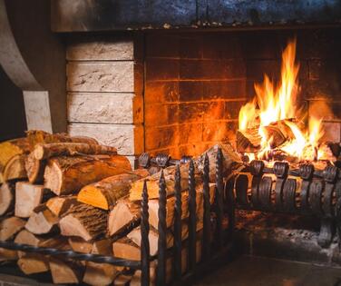 Подвоз дров и растопка очага